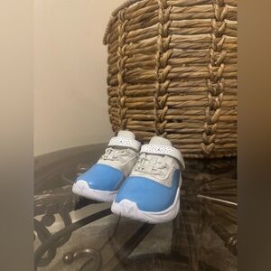 Toddler Jordan White and Blue Sneakers
SIZE 7c
